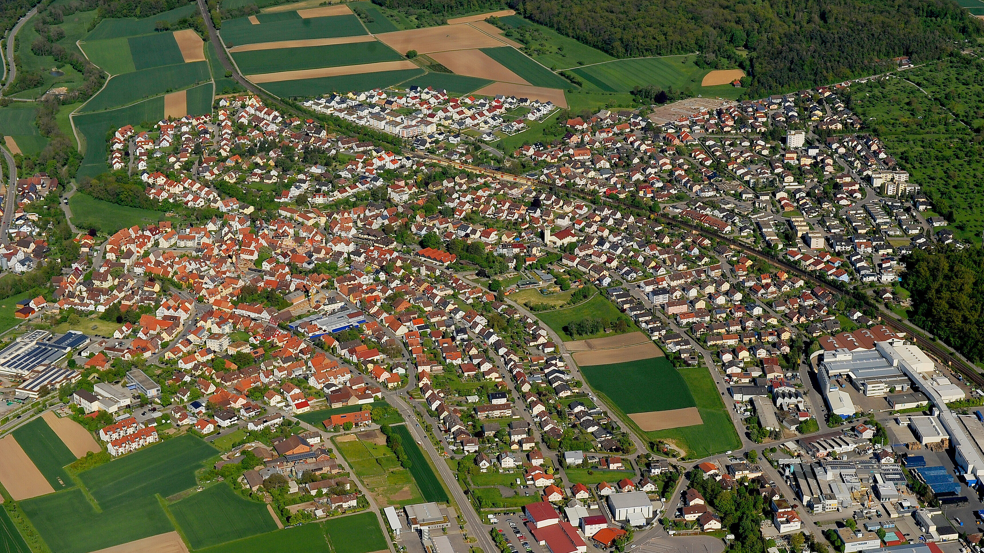 Luftaufnahme der Gemeinde Sersheim (Quelle: Jürgen Scholz, Sersheim)