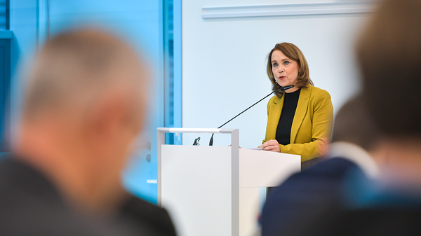 Photo of Petra Olschowski at the podium in the HLRS auditorium.