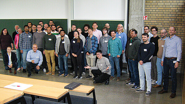 Gruppenfoto von Konferenzteilnehmer:innen im Auditorium.