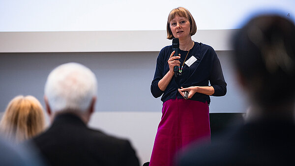 Foto von Juliane Brau auf der Bühne bei der CIRCE-Veranstaltung